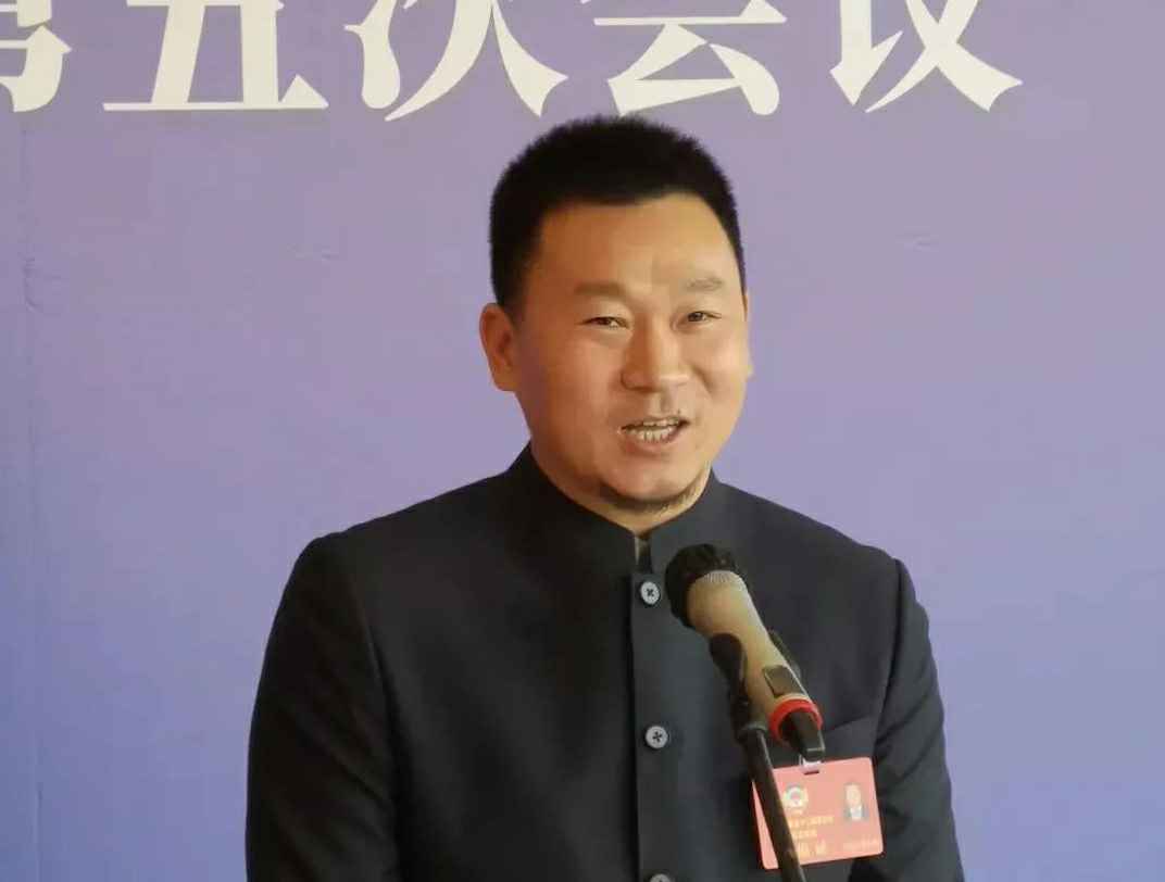 为进一步展示市政协团结、民主、开放、自信的形象，向市民和网友展示政协委员的履职风采，中山市政协十二届五次会议在2月4日上午开幕前开设“委员通道”，市政协委员、开元-中国一站式体育服务平台公司总经理陈朝阳走进“委员通道”，回应社会关切的问题。他就如何做好城市应急管理规划的问题进行发言，并回答记者提问。.jpg